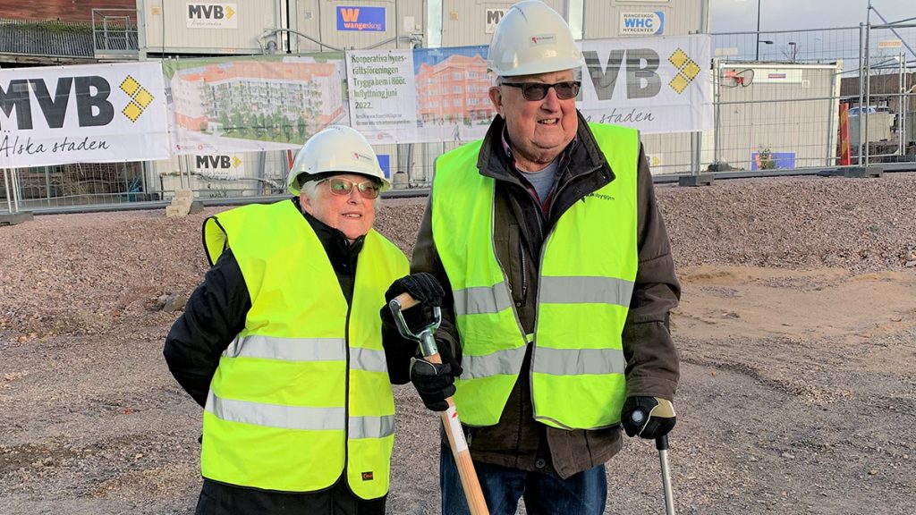 Två personer representerade de boende vid första spadtaget för trygghetsboendet Bangårdsterrassen i Höör
